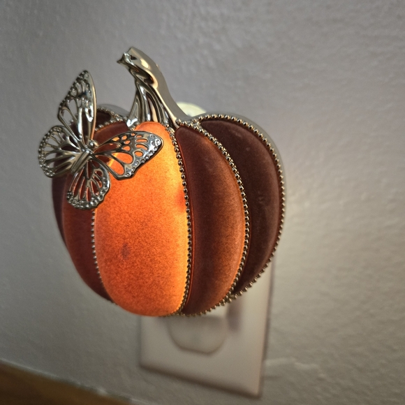 Bath & Body Works BUTTERFLY PUMPKIN NIGHTLIGHT Wallflowers Fragrance Plug - Picture 1 of 6